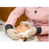 clínica especializada em limpeza de pele profunda com extração Setor Garavelo